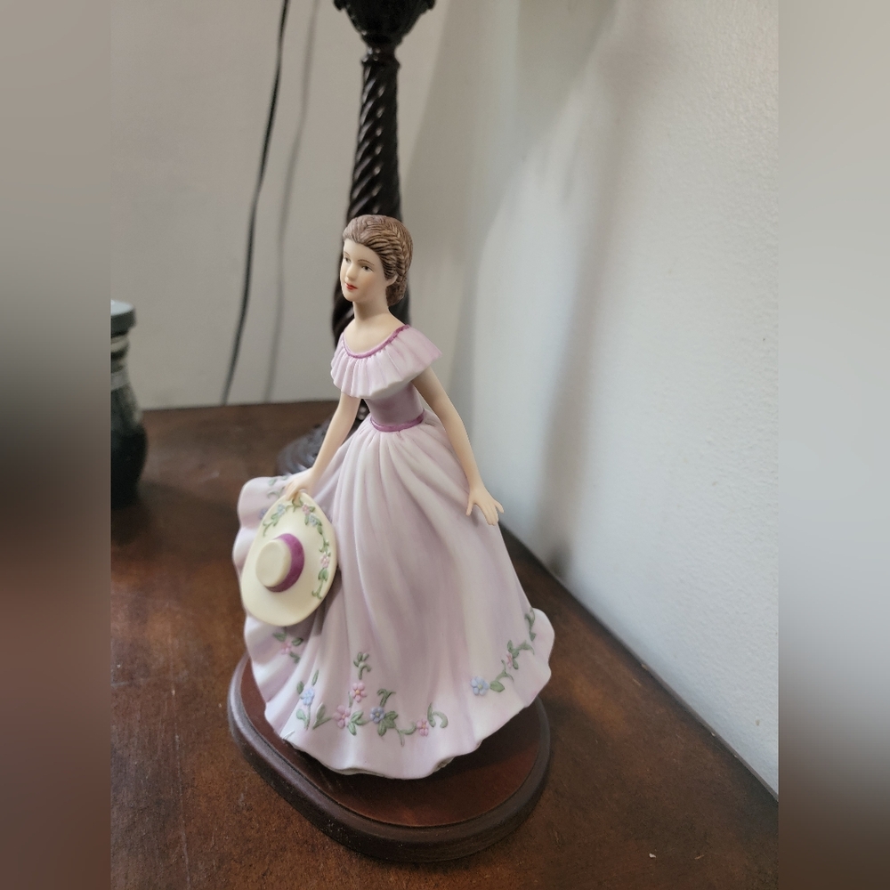 "Virginia Lynn" Figurine - Picture 3 of 6
